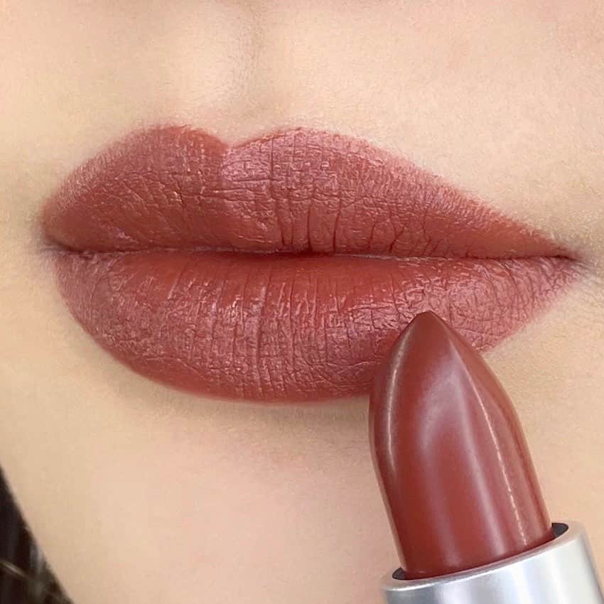 M∙A∙C Cosmetics Japanのインスタグラム：「2020年 M·A·Cアーティストが選ぶ マストハブ！ -リップ編①- ㅤ ❄️リップスティック: パラマウント ㅤ 赤みがかったブラウンのリップスティックがイン。唇に溶け込むようにフィットして見たままの鮮やかな発色を実現します✨ぽんぽん塗りでじゅわっとにじんだような血色リップにも💋  ㅤ #MACCosmeticsJapan #MACコスメ #マックコスメ#MACCosmetics #コスメ #メイク #コスメ紹介 #ポーチの中身 #持ち歩きコスメ #ホリデーメイク #お気に入りコスメ #ベストコスメ #ベスコス #MACリップ #リップ #冬リップ#リップスティック #リップメイク #パラマウント」