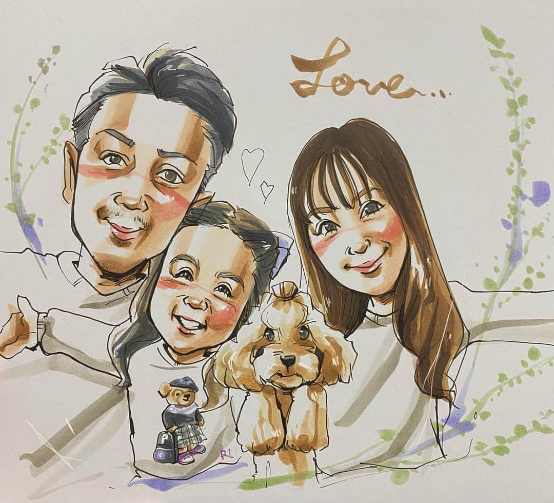 似顔絵★𝗚𝗢𝗥𝗜𝗞𝗜𝗡𝗚のインスタグラム：「. . . #gorikingの小洒落てみたシリーズ  . . 先日の一枚目💕⭐️✨ 二枚のご依頼でした🙇‍♀️⭐️✨  . . 可愛いお子様と、 フワッフワなワンちゃんも一緒に ご家族似顔絵😚💕 . . みなさんお目目がくりくりで羨ましかったです🤫❤️←  . . .  ❌❌現在は、予約受付終了してます❌❌ 。 . . .  2020年度ご予約のお客✨ 現在135番までの方へ案内中です🌟✨💕 DMの確認いただきgmailへ返信宜しくお願い致します🙇‍♀️🌟✨✨ . . . .  次回の予約応募は、2020年のご予約分を書き終える予定の 来年春から夏頃の、、、予定です。 ※あくまでも予定なので前後します🙇‍♀️ . . . .  オーダー再開の際には 人数制限あるため必ず予約ができるわけではございません。 そのことも踏まえた上で 次回ご検討いただけると嬉しいです(^^) . . また、結婚式の使用を考えてくださる方も多いです✨  前々からお伝えしていますが、 基本的に予約順に対応しているため、 近々の納期を希望される方は、 対応できないこともあるので、 あらかじめご了承ください💦 . . . . . ※今回予約が取れた方へ※ . .  写真がまだ用意できてない、入金が遅れそうなど、状況により、順番が前後することもございます‼️ あらかじめご了承ください。 。 . . . また、芸能人、キャラクターのオーダー、パロディ風オーダーはお断りしています。  芸能人については、ご本人様に直接プレゼントなどはOKです。 . . . . . . 💰料金表は過去投稿記事みてね❤💰 . . . . . ➡️ハッシュタグ⇨ goriking117料金表2019⬅️ . . ✨✨✨✨✨✨✨✨✨✨✨✨✨✨✨✨ @by.goriking のアカウントでは、 過去書かせて頂いたお客様方からの、 似顔絵のその後のお写真をいただき、 投稿しております^ - ^❤️❤️ 玄関に飾ってある似顔絵、 渡した瞬間のお写真、 ご本人とのお写真などなど💕 いろんな場面でのお写真お待ちしております^ - ^✨⭐️ . . . .  #似顔絵#pencildrawing#drawing#pencil#illust#painting#art#artwork#絵描きさんと繋がりたい#似顔絵師#gorikingの似顔絵屋さん#仲良し家族#お洒落#子供#犬#dog#パープル#おしゃれ#kids#kidsgram#kidsgirl#comicart#anime#animeart#comicartist#animejapan」