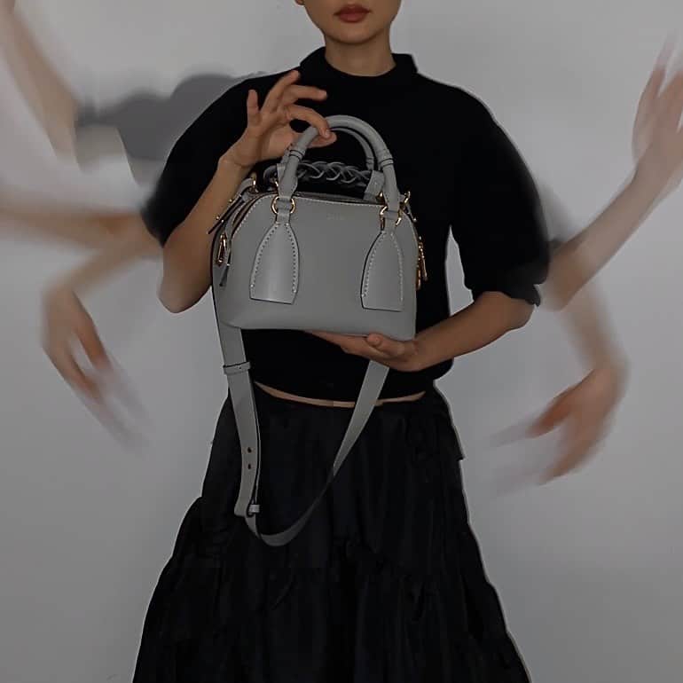 のインスタグラム：「Pass me that bag 👜💼🧳👝 >>> @chloe   ✔️Daria Small Handbag ¥195,000 + Tax ✔️Frill Collar SS Pullover (knit) ¥105,000 + Tax  ✔️Lilly Skirt ¥71,000 + Tax @ceciliebahnsen   @restirofficial  RESTIR.com RESTIR STYLISTS APP RESTIR BOUTIQUE  #restir #リステア #chloe #クロエ #chloebag #クロエバッグ #bag #鞄 #バッグ #womensfashion #womenstyle」