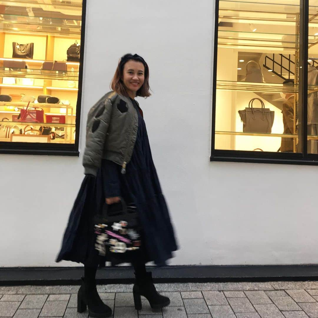 増山敬子さんのインスタグラム写真 - (増山敬子Instagram)「寒い寒い。 娘さんと二人でdate 最近は新宿がよいみたい😂 #カチューシャ　したら 息子にやり過ぎだっと言われました🤣 #おちびコーデ  #ブルゾン#メルカリ #ワンピース #マーレット#ロンハーマン#fvecフリマ #merletto  #バック　#ニューニュー #newneu #ショートブーツ　#ザラジョ#zara」12月16日 12時16分 - keikomasuyama