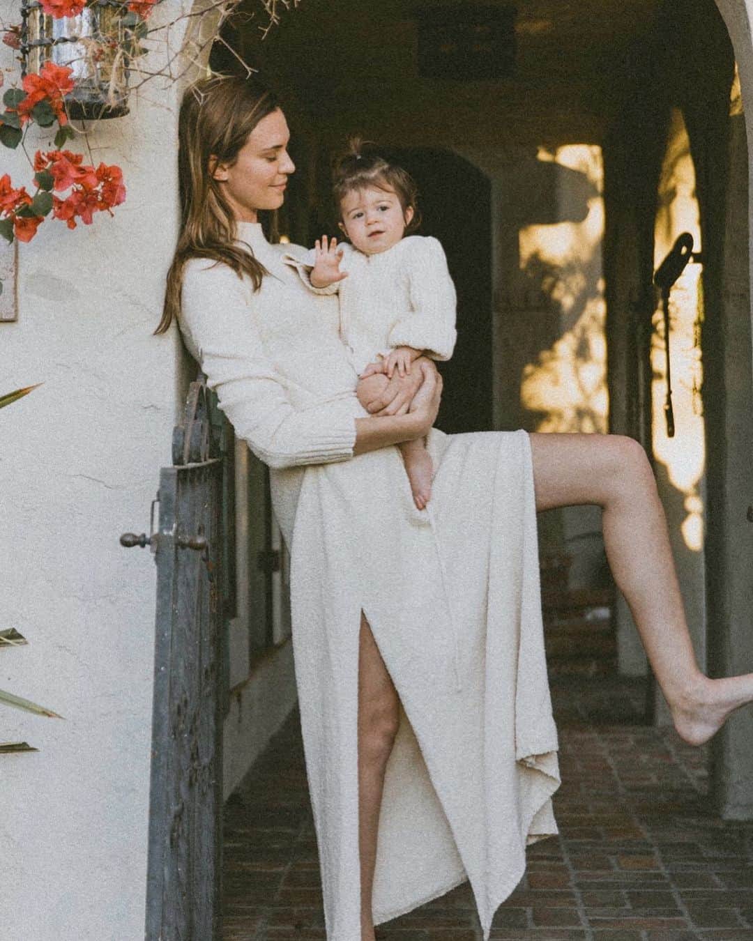 のインスタグラム：「Grateful for this little girl and eternally grateful for this @shopdoen shoot. They are my favorite pictures. Update: pictures taken by the loveliest and most talented @nickisebastian who is the fastest and the pictures come out like this 🥰」