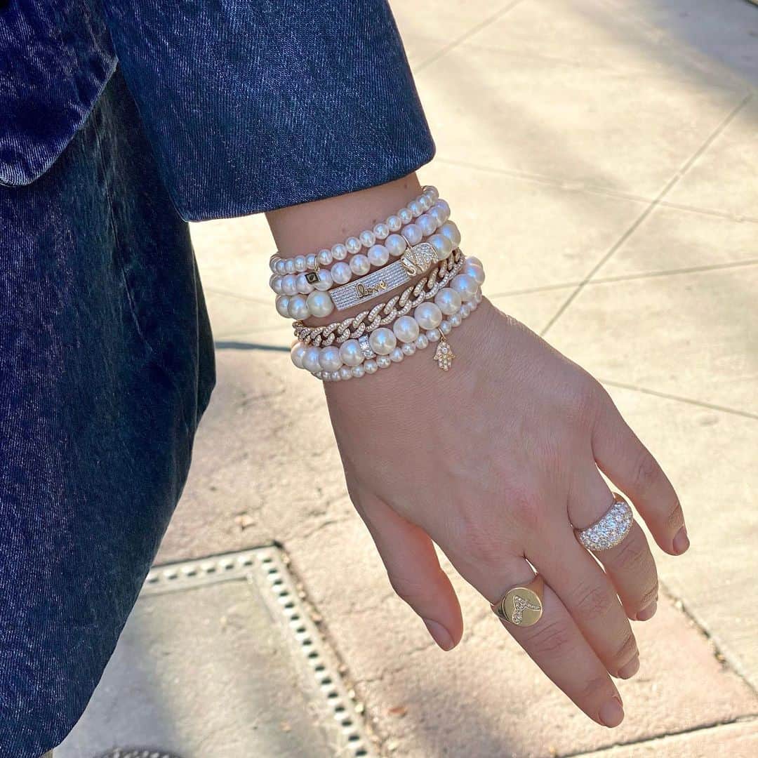のインスタグラム：「Happy National Wear Your Pearls Day!  We love how pearls complement any look - whether classic, edgy, eclectic, or ultra-feminine. 🤍 How do you style yours?」