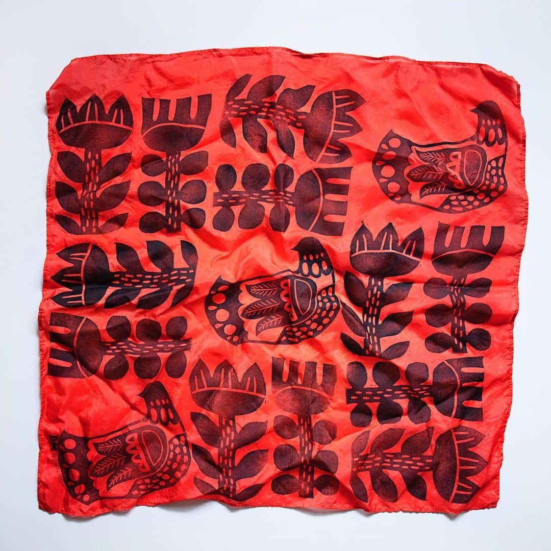 Dinara Mirtalipovaのインスタグラム：「December 15 / Door No.15 “Birds and Tulips” is a hand block printed silk bandana, it comes in a repurposed hand painted gift box.  #mirdinara #mirdinaraadvent」