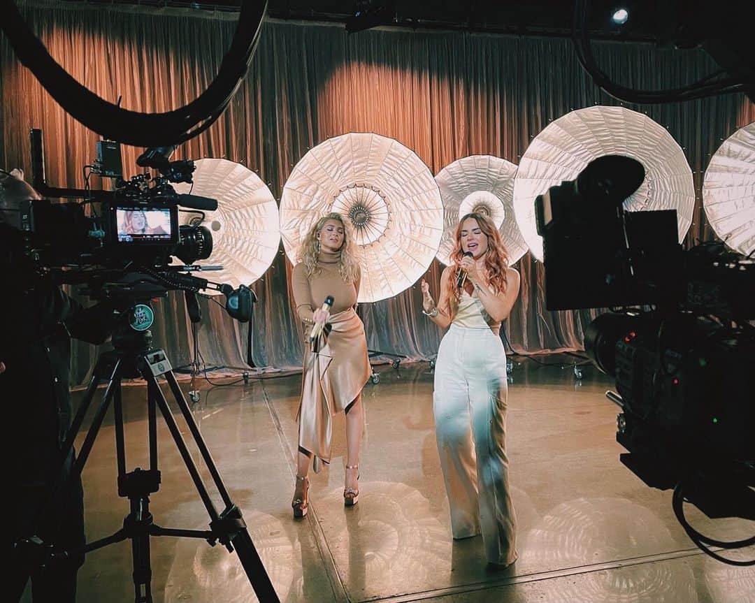トーライ・ケリーのインスタグラム：「‘natural woman’ w/ @iamjojo out this friday (!!) on the @glblctzn album & we’re performing it saturday for #gcprize 🤩 8/7 on @nbc」