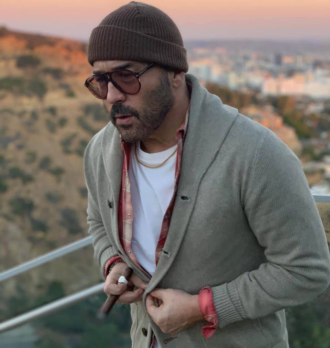 ジェレミー・ピヴェンのインスタグラム：「Slightest chill and I’m throwing on layers like I am in the Arctic sea… Grew up  in Chicago with real cold and now the bloods thin and I shiver like I’m in a Cryo tank when it dips below 70」
