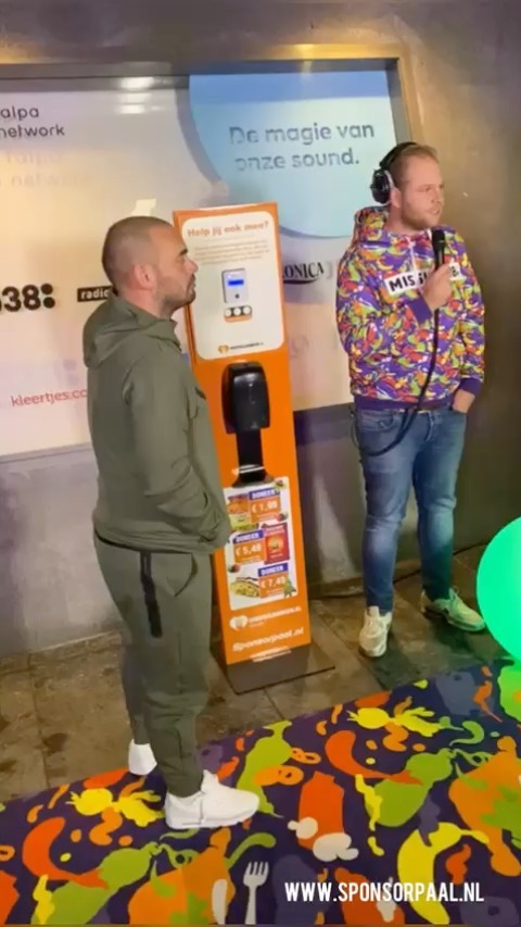 ヴェスレイ・スナイデルのインスタグラム：「Help jij ook mee?  In deze lastige periode zijn er veel gezinnen die onze steun kunnen gebruiken! Via de nieuwe sponsorpalen (in supermarkten of op centrale punten) is het schenken van een kleine donatie mogelijk🙏🏽  Doneren kan namelijk met elke betaalkaart-creditcard-telefoon(NFC)-apple pay en google pay. Praktisch, voordat je jouw handen desinfecteert bij de entree:)...   Met jouw donatie steun je @voedselbankennederland #missie538 @radio538 #velehandenmakenlichtwerk  Voor meer info ga naar sponsorpaal.nl」