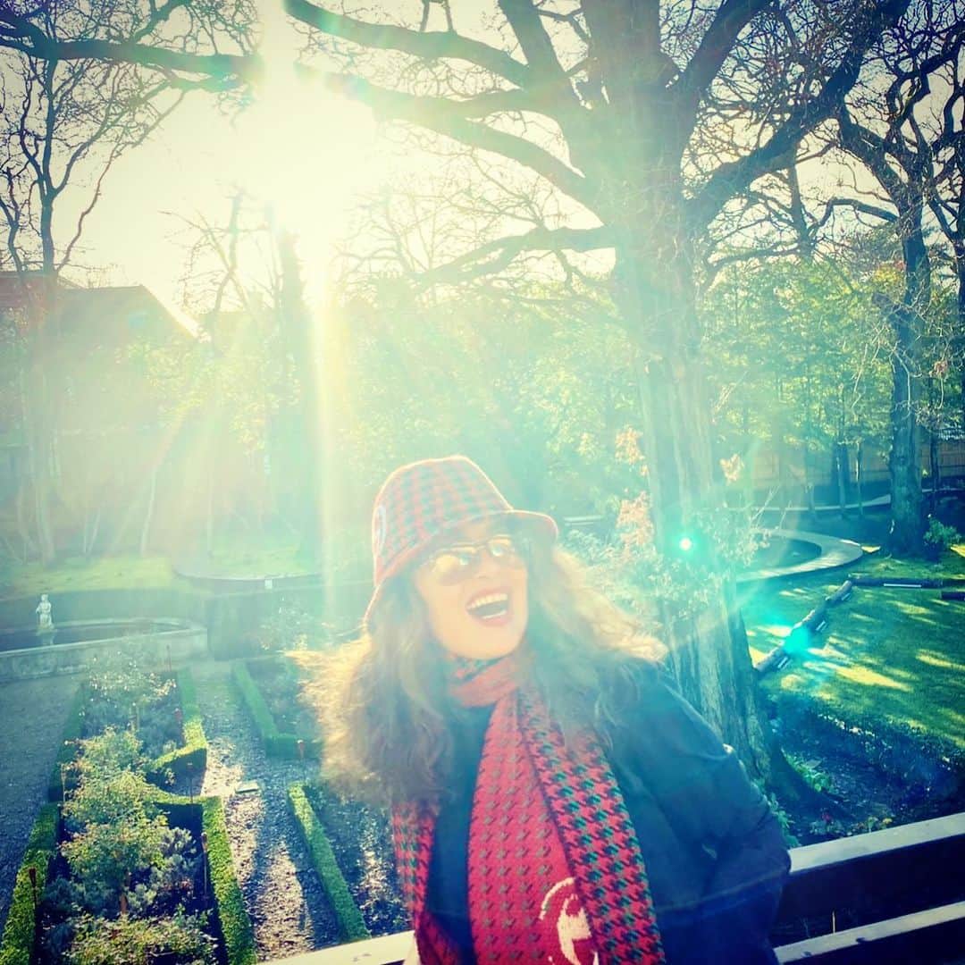 サルマ・ハエックさんのインスタグラム写真 - (サルマ・ハエックInstagram)「It’s a beautiful day in #london.  Hace un día hermoso en londres.」12月16日 3時26分 - salmahayek