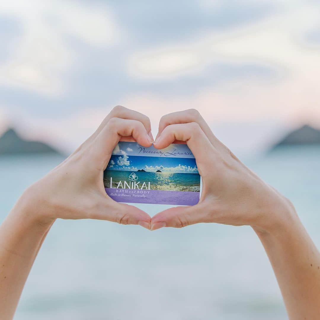 Lanikai Bath and Bodyさんのインスタグラム写真 - (Lanikai Bath and BodyInstagram)「💝 This is the gift card of R&R- every~body can appreciate! Available in amounts of $25 - $125. #restandrelaxation  #gift #giftcard #unisex #christmas #melekalikimaka #holiday #stockingstuffers #ecofriendly #hawaii #plumeria #beach #palm #lauhala #recycle #wrapping #organizer #giftset #supportlocal #lanikai #shea #kukuinut #verbena #coconut #shea #men」12月16日 3時28分 - lanikaibathandbody
