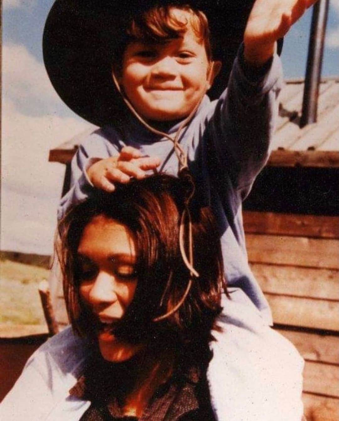 ニア・ピープルズのインスタグラム：「One of my all time fav photos of my son @chrishayzel on the set of Return to #lonesomedove . Looking at this picture brings up such visceral feelings of our relationship: the joy, the discovery, the innocence, the playfulness. It makes me weep at the depth of LOVE. From this place of truth, as I witness and experience  him now, the respect and admiration expand and the LOVE deepens. I’m so honored to share with you his talent of music and self expression. Please click the link and dig in. Listen, like, share.... There’s so much more to come. Link in Bio!」