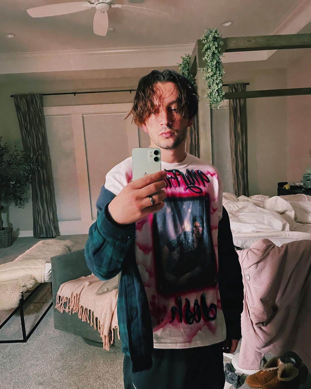 タイラー・ジョセフのインスタグラム：「“my friend, josh.” josh and debby with this years best birthday gift.」