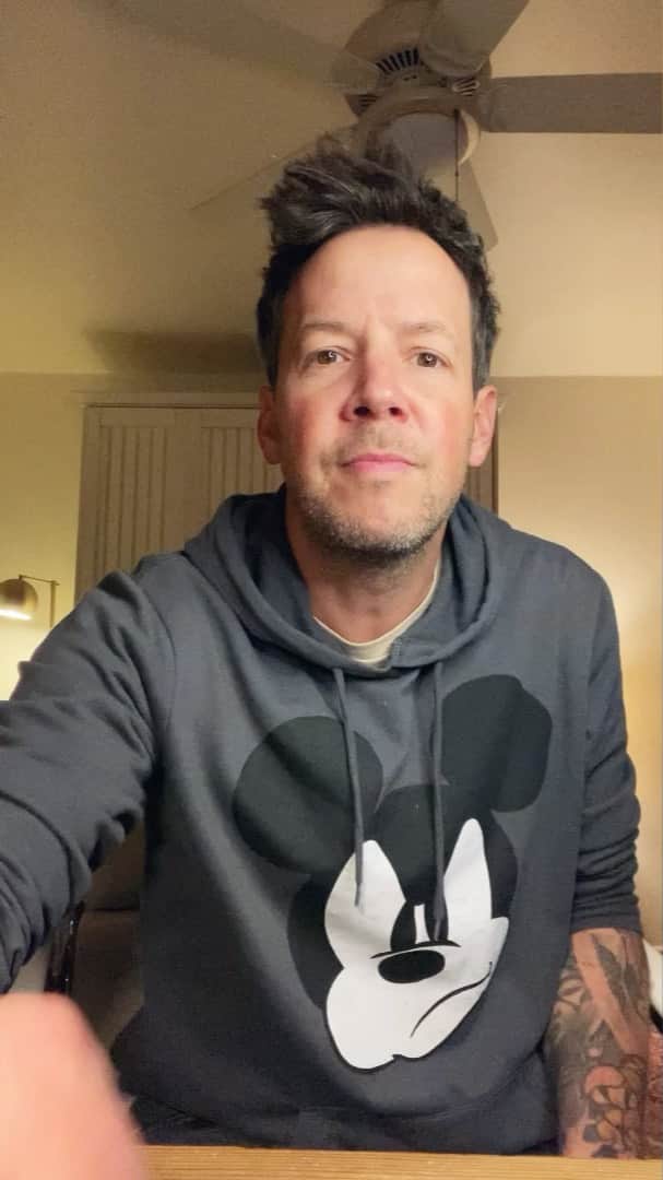 ピエール・ブーヴィエのインスタグラム：「Taking a trip down memory lane with a video message from @therealmarkmcgrath from @sugarraymusic thanks to @cameo」