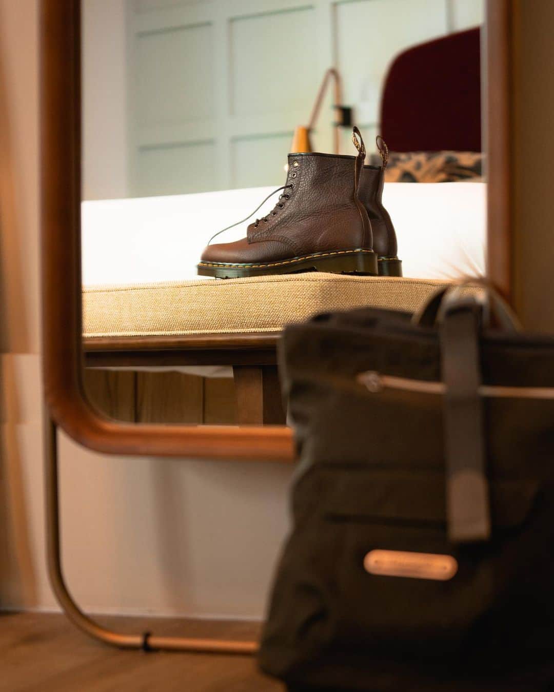 のインスタグラム：「Despite what was prophesied in the movie Back To The Future II, self-lacing boots have not become a reality. Good job, really, because there’s no doubt that the physical act of lacing up your boots is somewhat fortifying, a way of bracing yourself for whatever comes next. That’s especially important this winter. You will undoubtedly be heading out into the cold, whether exploring the great outdoors or simply trying to stay warm in the outside seating area of your local pub. Either way, lace-up boots are your go-to. Head to the link in bio to discover five of our favourite pairs.   Shop the story: @drmartensofficial」