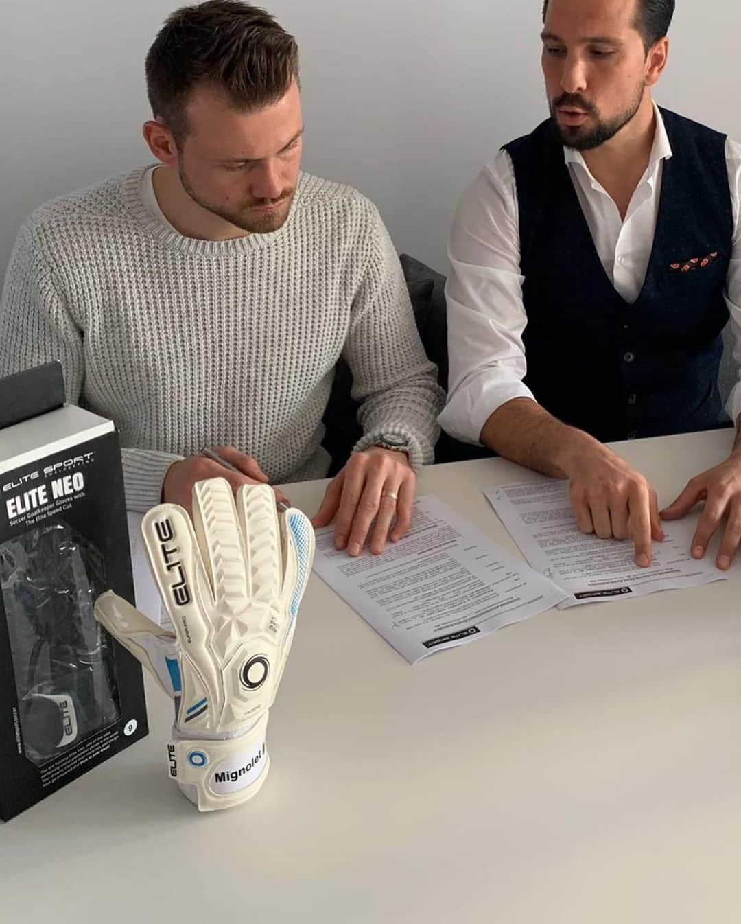 シモン・ミニョレさんのインスタグラム写真 - (シモン・ミニョレInstagram)「You might have noticed last couple of weeks but now officially: very pleased to sign with @elitesportgk ! 🧤✍🏼🤝🏼 To celebrate our partnership: We GIVE AWAY these matchworn & signed gloves To enter & win:  1. Like the picture 2. Follow @elitesportsgkeurope @elitesportgk  3. Share this picture on your IG story & tag @elitesportsgkeurope @elitesportgk  4. Tag 3 friends who wants to win the 🧤 #elitesportgk #sticktoyourgoal #giveaway」12月16日 3時34分 - 22mignolet22