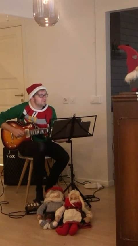ティーネ・ティング・ヘルセットのインスタグラム：「15th of December: My Advent Calendar  "Det kimer nå til julefest"  Danish Christmas song, but we also sing it in Norway!  Hope you like it! T x  @gunnarflagstad @earlbigloop #adventcalendar #julekalender #christmas #detkimernåtiljulefest   Jarle and Gunnar joined me to record 24 songs in 1 day...!! We had so much fun!  I will post one video every day until Christmas. Hopefully this will bring some extra holiday spirit 🎄   🌟」