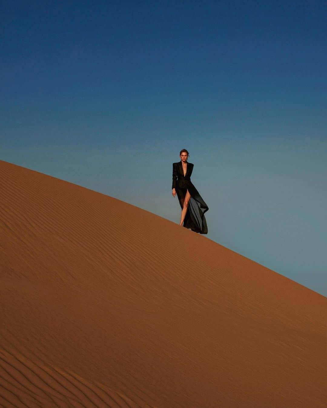 Lana Zakocelaのインスタグラム：「🐪✨Casual walk in a desert in Alexander McQueen ✨🐪 @numero_russia 😜」