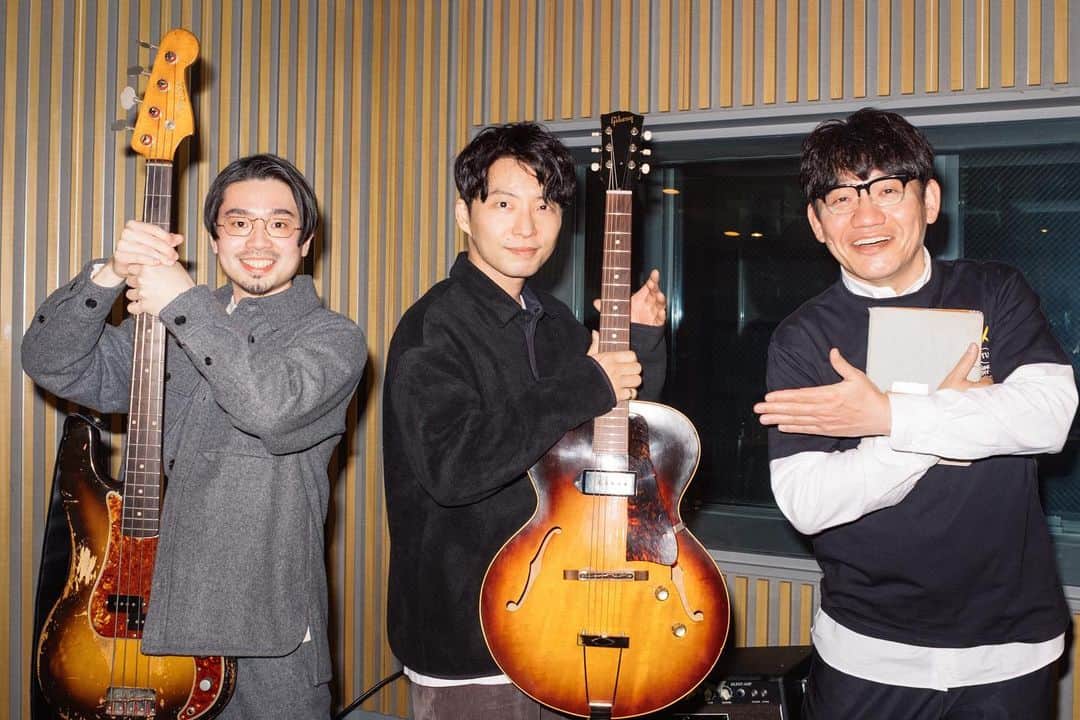 のインスタグラム：「世界トレンド１位だって☺️ 星野源のオールナイトニッポン「星野源弾き語りライブ in いつものラジオブース」最高でした。楽しかったヤバい。 ベースで参加してくれたハマくん、司会とリポーターで参加してくれた飯尾さん、そしてそれぞれの会場で聴いてくれたみんな、ありがとうございました！  #星野源ANN #星野源 #ハマオカモト #飯尾和樹」