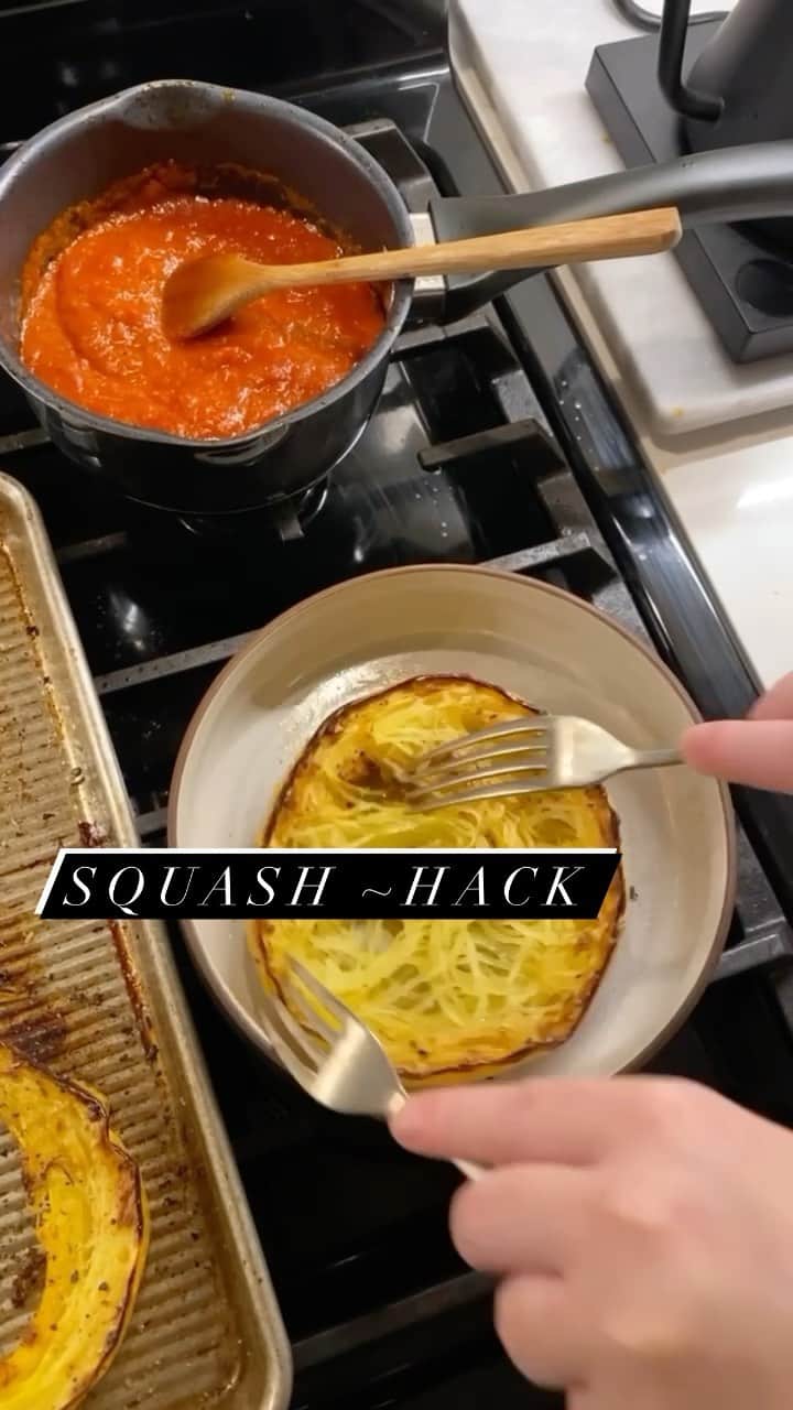 JO BAKERのインスタグラム：「L I F E • H A C K !!!  This one is a game changer... microwave to slightly soften then cut your #spaghettisquash effortlessly into rings and roast ...for perfect portions !! So much easier than trying to cut these hardy footballs in half with a large knife!! Thank you @kellymchris_mua for this #toptip #foodie #foodhack #foodhacks #vegan #cooking #squash #hack (sauce @raoshomemade 🙌🏻)」