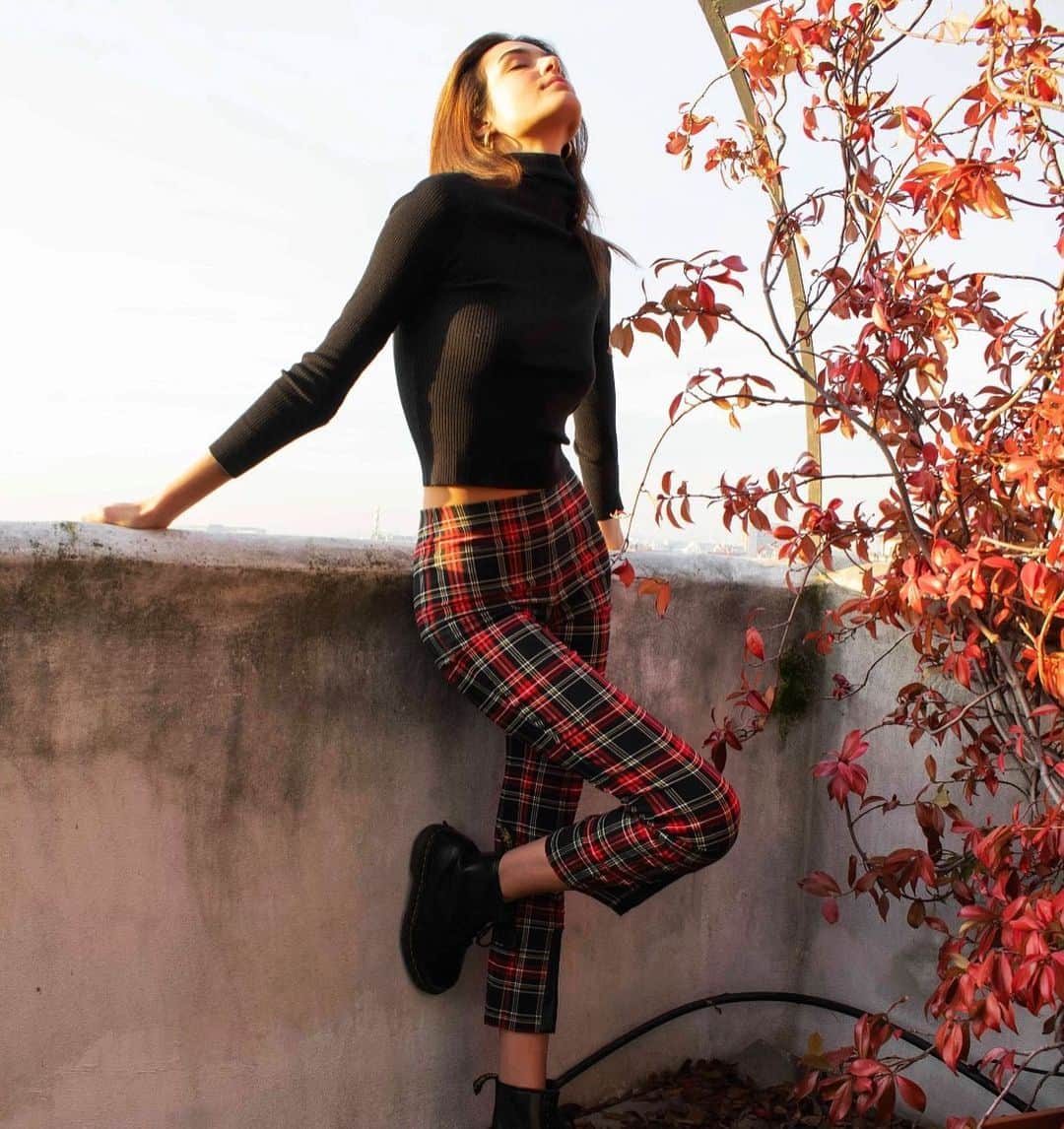 CALZEDONIAさんのインスタグラム写真 - (CALZEDONIAInstagram)「Twist your basic look with a Tartan touch [MODP1008] #Calzedonia #italianLegwear #leggings」12月16日 3時40分 - calzedonia
