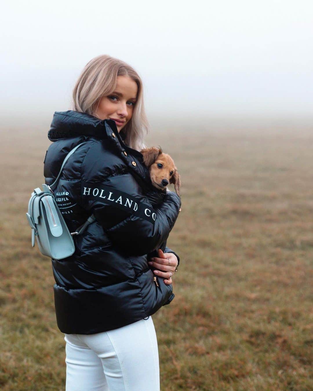 ビクトリアのインスタグラム：「Giveaway has ended. Third Santa drop alert 🎅🏼 £1000, £500 and a £250 voucher for @hollandcooperclothing, one for each of three lucky winners!! I couldn’t not include a Santa drop for this wonderful clothing brand, and here’s your way to buy your dream piece from the collection! . To enter: 1. Like this photo 2. Follow me @inthefrow 3. Tag three friends in the comments 4. Wait for Sunday 20th for my verified account to message you. . Open internationally. Vouchers to be spent on my Inthefrow Edit on the Holland Cooper Clothing website only. In no way affiliated with Instagram or youtube. Three winners - first drawn entrant will with £1000 voucher, second drawn entrant will win £500 voucher and the third entrant the £250 voucher. Only I, on my verified blue tick account @inthefrow will message the winners to say they’ve won and to ask for an email address to send the voucher to. I’ll also say their names in Sunday’s vlog for further clarity. Ending on Sunday 20th at 6pm. Vouchers so kindly supplied by @hollandcooperclothing ❤️」