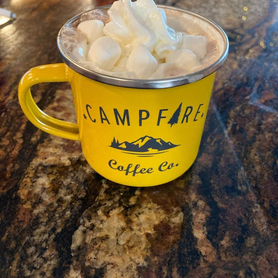 トニー・バーネットのインスタグラム：「Not your average school day snack. @welovecampfire approved?   #hotcocoa #welovecampfire #warmthebones」