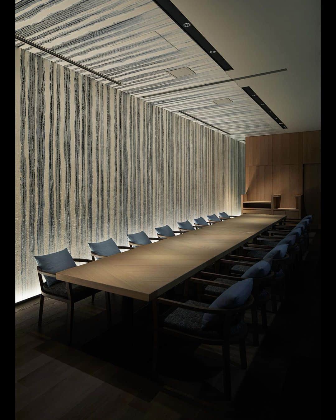Wajueのインスタグラム：「SORANO HOTLE interior design : @curiositytokyo  photo : Nacasa&Partners  #wajue #和紙  #hoteldesign #abstractart #curiositytokyo #washi #wallpaper #japanesewallpaper #wallcovering #textures #luxuryhomes #surfacedesign #ecomaterials #interiordesign #interior #design #interiordesigner #interior_design #interiorart #interiorstyle #lighting #ecopaper #materials #handmade #luxurylifestyle #luxurydesign #designideas #deco #artwork」