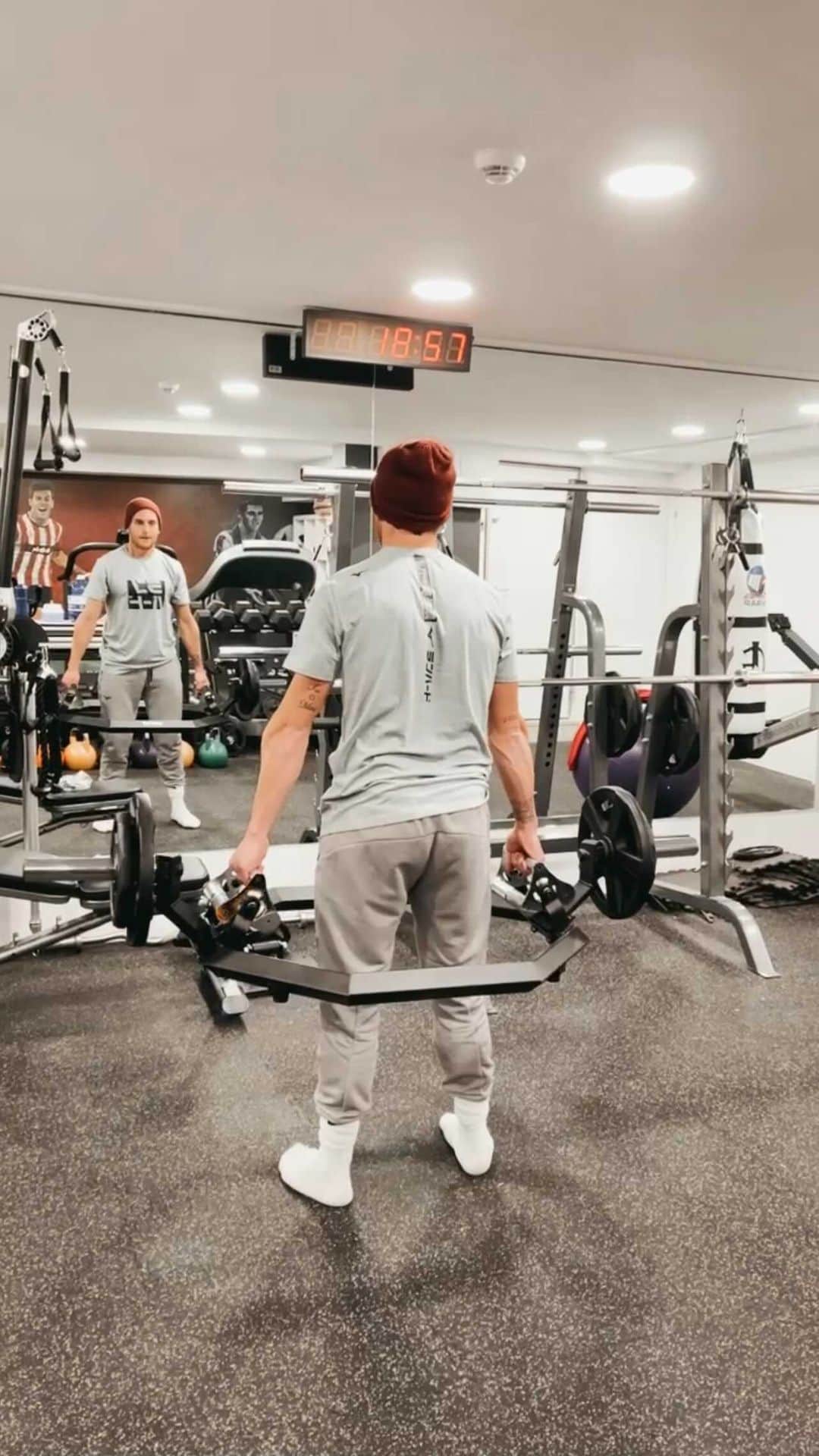 イバイ・ゴメスのインスタグラム：「No days off 🏋🏼‍♂️ Siempre contigo @adolfo_madrid 🤟🏼」