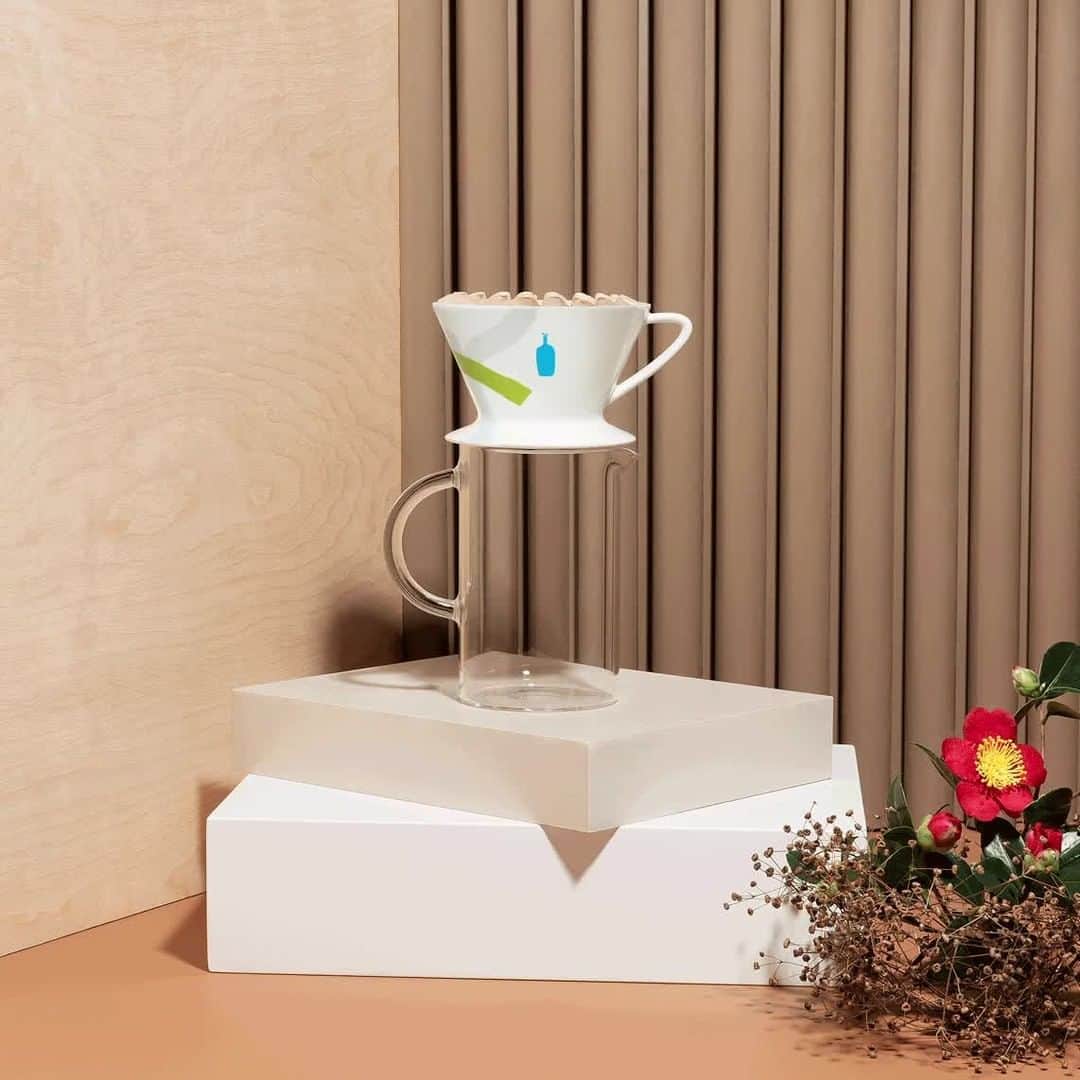 Blue Bottle Coffeeのインスタグラム：「Our roasting team has generously extended the deadline for shipping coffee for December 24 arrival. Choose from comforting coffee blends, radiant single origins, or inspiring gift sets. Use our link in bio to see our range of coffee. ⁠ ⁠ Order by 8 pm PST tomorrow, December 16, for estimated delivery by December 24. ⁠」