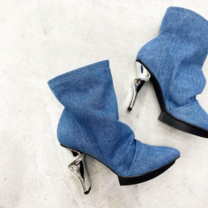 ユナイテッドヌードさんのインスタグラム写真 - (ユナイテッドヌードInstagram)「SLOUCH BOOTIE //// Turn heads with this organic, flowy bootie with a metallic twirl heel. //// #AW20⁠ .⁠ .⁠ .⁠ #unitednude #fashion #architecture #killerheels #hautecouture #autumnwinter #design #heels #footwear #footweardesign #fashionfootwear #2020 #style #thefuture #futuristic #shoegame #streetstyle #lookoftheday #instafashion #instastyle #solecollector #minimalmovement #streetlook #summerstyle」12月16日 4時10分 - unitednude