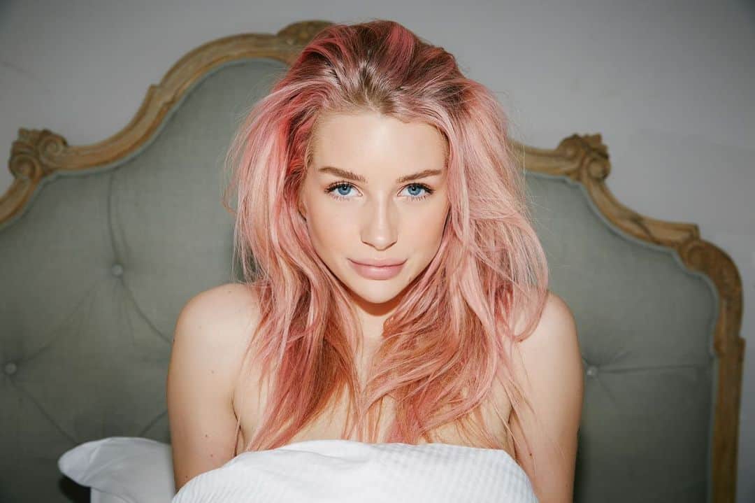 のインスタグラム：「My favourite place is bed」