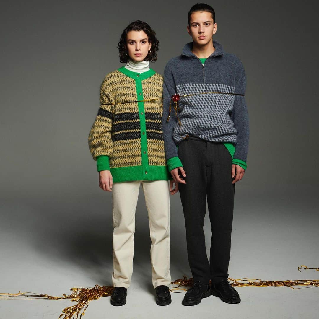 アメリカンビンテージのインスタグラム：「La liste de Noël #15🎁  Vos grands-parents vous ont manqué en 2020? Nous aussi 💚Alors cette saison, on s’inspire de leur style. Découvrez nos pulls et cardigans rétros en ligne et en magasin. . #amvfestiveseason  #americanvintage.  Xmas wishlist #15 🎁  You missed your elderly loved ones in 2020? Well, same 💚So why not take inspiration from them this season? Discover our Grandma and Grandpa Knits online and in-store. . #amvfestiveseason  #americanvintage.」