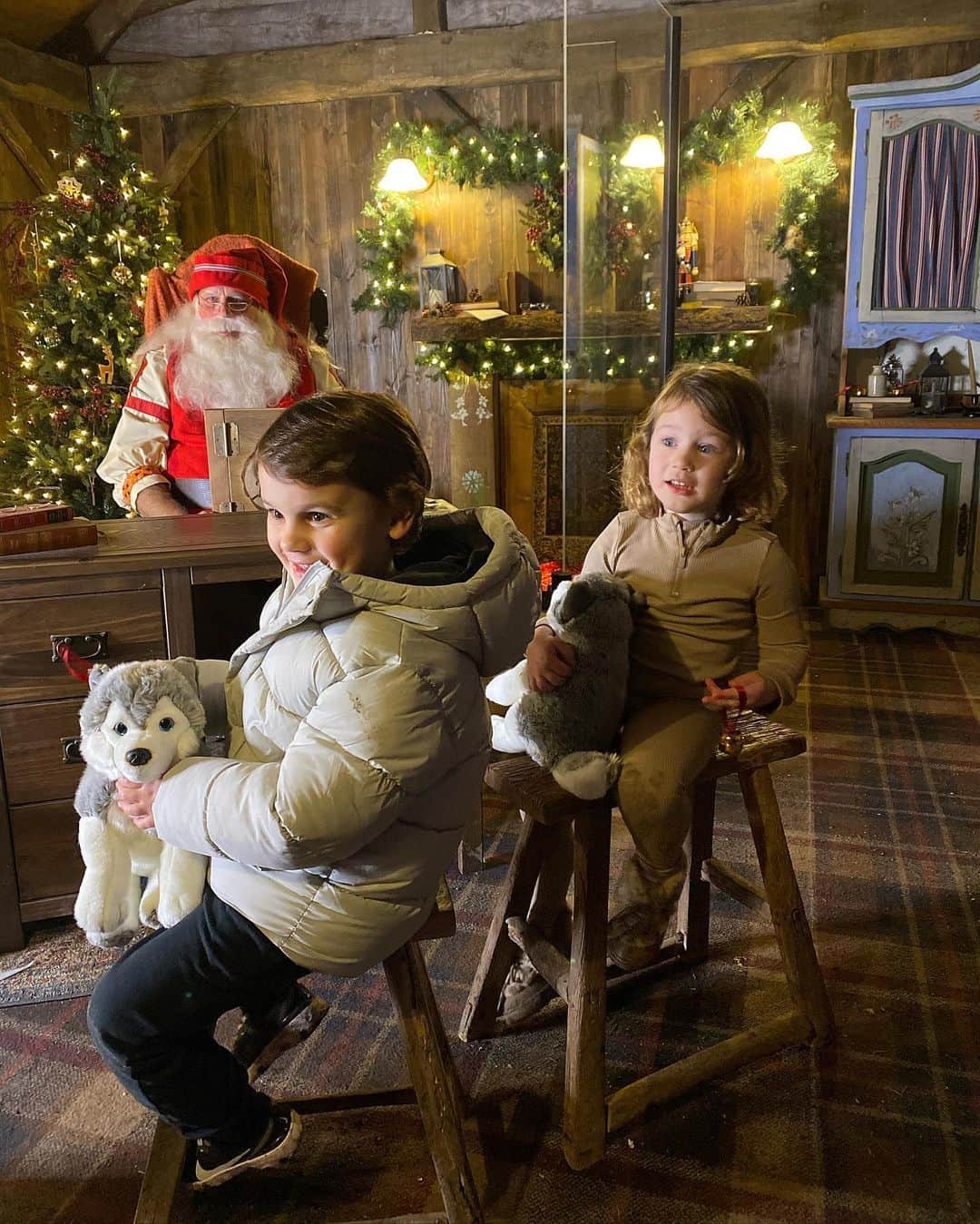 サム・フェアーズのインスタグラム：「A Father Christmas visit 😍🎅🏼 you get to give them some fun facts about your children before hand to make it extra special. Such a magical day ✨ @laplanduk from a show, to gingerbread decorating, toy making, food & shopping village, ice skating & more 🙌 #christmastradition #lapland #christmasspirit x」