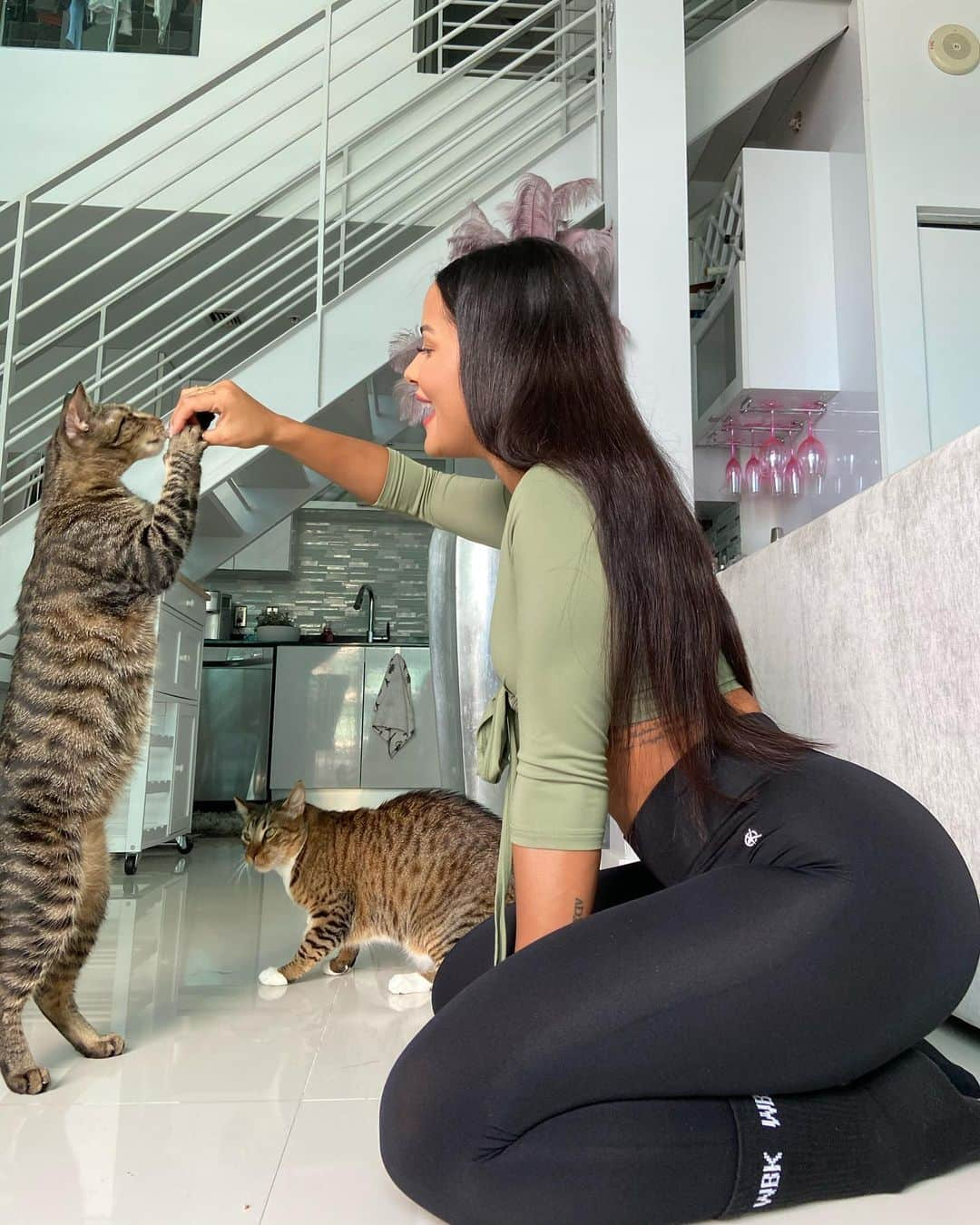 Katya Elise Henryさんのインスタグラム写真 - (Katya Elise HenryInstagram)「NEW @workouts_by_katya LEGGINGS ALERT! yup- the summer leggings have been re-made and wow. back & better! black & nude. shop right meeeowww 🐱 link in bio!」12月16日 4時13分 - katyaelisehenry