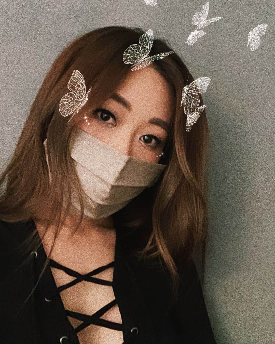 福原かれんのインスタグラム：「Don’t be naughty - keep those masks on this holiday season. Home. Stretch.  Thanks @jessietusher for the most stylish mask🦋」