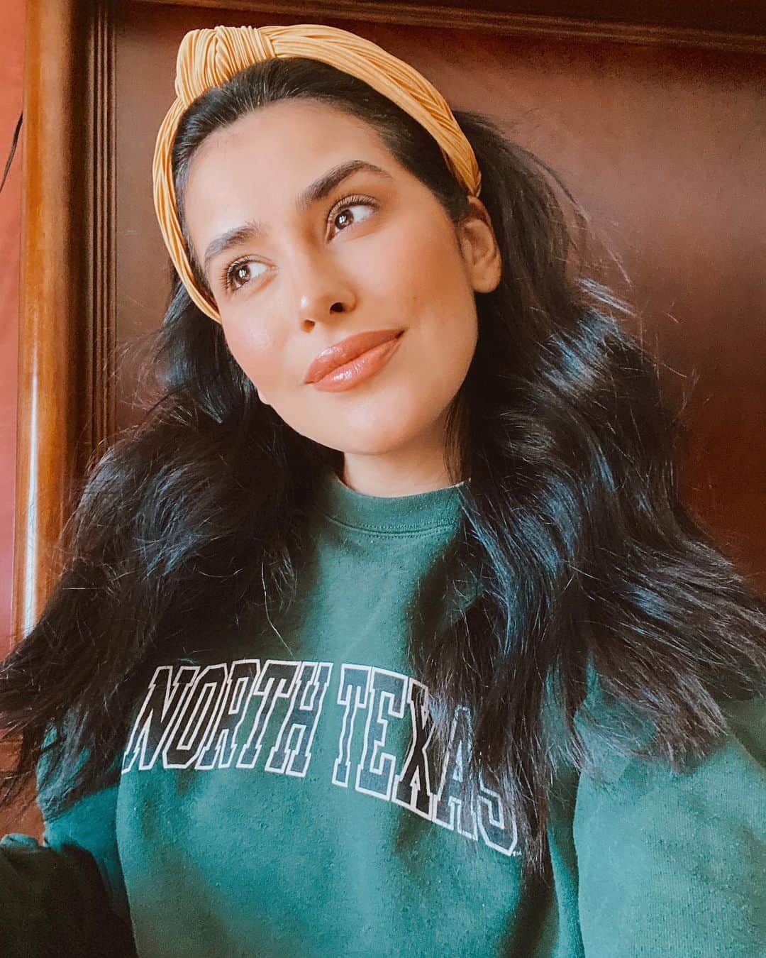 Sazan Hendrixさんのインスタグラム写真 - (Sazan HendrixInstagram)「Happy (what day is it!?) 😁 Stevie gave me his college sweatshirt and it’s super sweet because he wore it a lot when we first started dating. ☺️ Also! I finally got a trim after 5 million years and dang! a WEIGHT has been lifted off my shoulders. 🙌🏼Thank you @bypatrickchai ✨ Now more than ever I can say I really truly appreciate the work that hairdressers do. It’s been such a tough year for so many stylists. If you happen to know one or are one, please comment below and share your page with the fam (what city you’re in?) so hopefully we can raise some awareness to help support your business and bring you some new future clients! 💚 #givingtuesday #supportlocal #supportsmallbusiness #hairstylists」12月16日 4時18分 - sazan