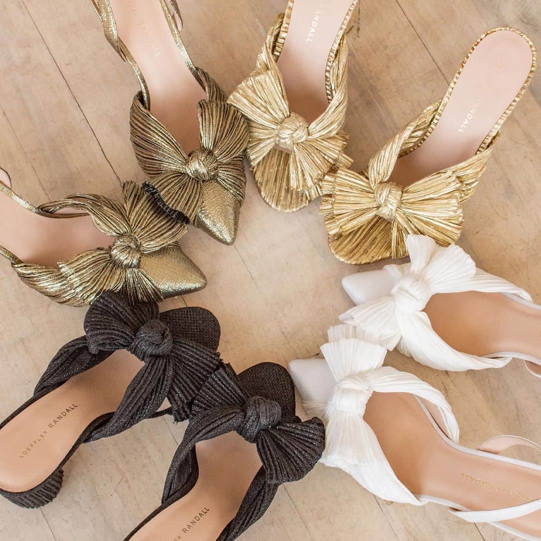 のインスタグラム：「So many beautiful ways to wear our signature pleats 🖤」