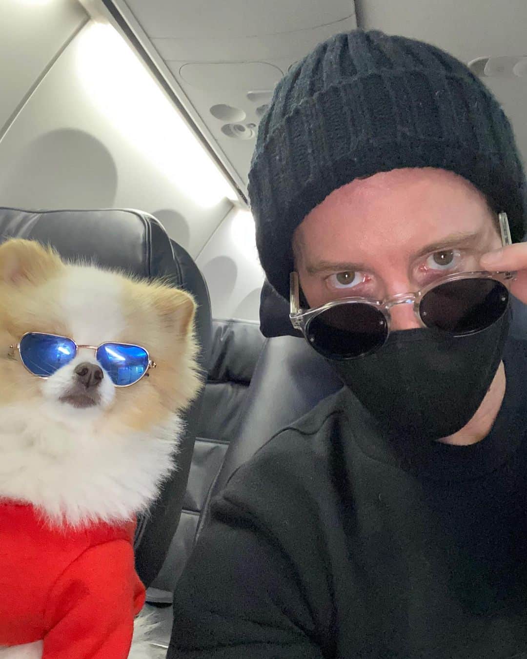 ショーン・ホワイトのインスタグラム：「Can’t believe this person next to me wasn’t wearing a mask on our flight....then passed out in my lap 😳😷」