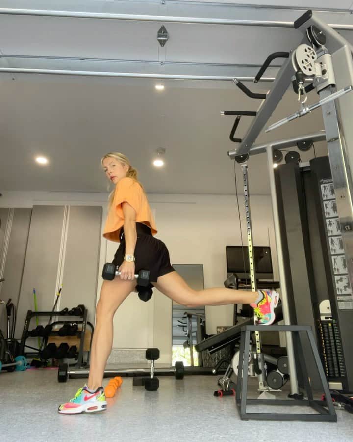 Sascha Barbozaのインスタグラム：「PIERNAS Y GLUTEOS- aquí les comparto esta rutina para piernas y glúteos, les recomiendo que antes de hacerlas hagan algún tipo de calentamiento (cardio) por 15 minutos, es una rutina que aunque no es muy compleja los dejará agotados. No olviden estirar una vez que finalicen en la Rutina.  Desplante Búlgaro: 4 series de 12 con cada pierna. Peso Muerto con Barra: 4 series de 12-15. Sentadillas con elevación de talón: 4 series de 12-15. Hip Thrust en banca con barra y bandas: este es el único que se hace en súper serie, hacen 12 repeticiones con la barra y luego hacen contracción isométrica (sostienen la contracción sin hacer movimiento pero enfocando el trabajo en los glúteos, tienen que sentirlo, Al mismo tiempo traten de hacer resistencia con la banda llevando las piernas ligeramente hacia fuera ) por 30 segundos. Descansa un minuto y vuelve a arrancar para un total de 4 súper series.  Patada trasera de glúteos en banca: 3 series de 15 de cada pierna.」