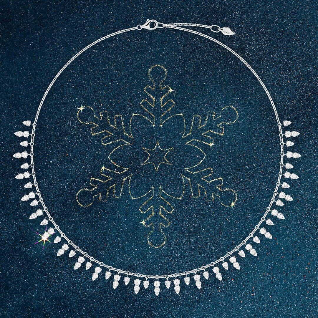 のインスタグラム：「Burst with 𝒍𝒊𝒈𝒉𝒕 this holiday season with the #PiagetSunlight fluid necklace, crafted with 𝒈𝒐𝒍𝒅𝒆𝒏 rays adorned with brilliant-cut diamonds for extra 𝒓𝒂𝒅𝒊𝒂𝒏𝒄𝒆. - #Piaget #NecklaceShot #DiamondNecklace #PiagetHoliday #ExtraordinaryHoliday」