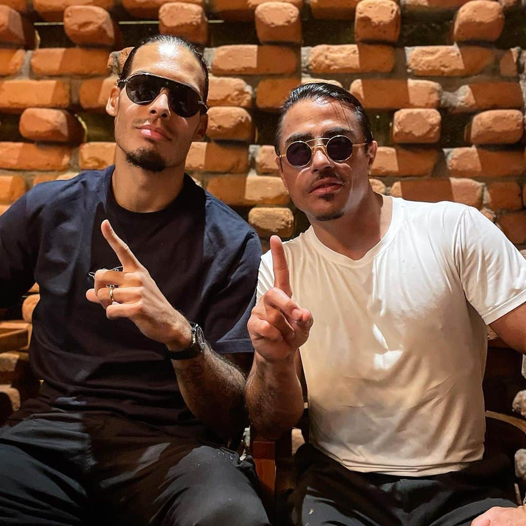 Saltbae（ヌスラット・ガネーシュ）さんのインスタグラム写真 - (Saltbae（ヌスラット・ガネーシュ）Instagram)「@virgilvandijk brothers #saltbae #salt#saltlife」12月16日 4時38分 - nusr_et