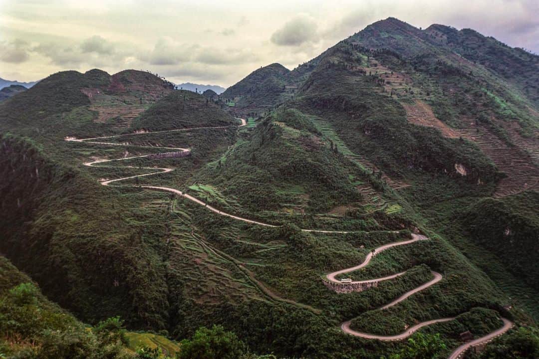 Michael Yamashitaさんのインスタグラム写真 - (Michael YamashitaInstagram)「Long and winding road: Mountain passes like these in Kham (eastern Tibet) offer some of the most spectacular vantage points for photography, but sadly, they are disappearing as China burrows under the ranges with tunnels to make way for highways. Though the tunnels decrease travel time and make the far reaches of Tibet more accessible, they now make it harder than ever to reach these passes. In the past, I would look forward to driving over these sometimes treacherous lofty passes by four-wheel drive to take advantage of the panoramic picture possibilities from the top.  Now the only way over is by foot, not an easy feat when hiking over mountains at altitudes as high as 15,000 feet.   From the new edition of my book, SHANGRI-LA [ALONG THE TEA ROAD TO LHASA]. Available where books are sold.  #ShangriLa #teahorseroad #tibet #newbookalert #Yunnan #mountainpass」12月16日 4時38分 - yamashitaphoto