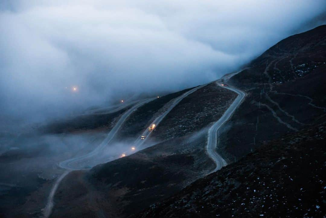 Michael Yamashitaさんのインスタグラム写真 - (Michael YamashitaInstagram)「Long and winding road: Mountain passes like these in Kham (eastern Tibet) offer some of the most spectacular vantage points for photography, but sadly, they are disappearing as China burrows under the ranges with tunnels to make way for highways. Though the tunnels decrease travel time and make the far reaches of Tibet more accessible, they now make it harder than ever to reach these passes. In the past, I would look forward to driving over these sometimes treacherous lofty passes by four-wheel drive to take advantage of the panoramic picture possibilities from the top.  Now the only way over is by foot, not an easy feat when hiking over mountains at altitudes as high as 15,000 feet.   From the new edition of my book, SHANGRI-LA [ALONG THE TEA ROAD TO LHASA]. Available where books are sold.  #ShangriLa #teahorseroad #tibet #newbookalert #Yunnan #mountainpass」12月16日 4時38分 - yamashitaphoto