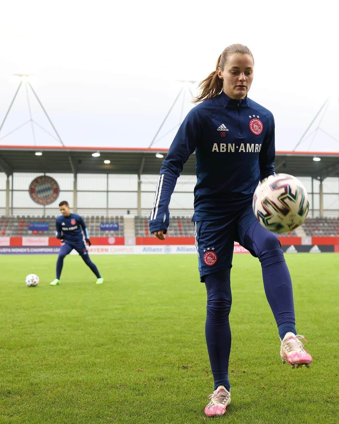 アヤックス・アムステルダムさんのインスタグラム写真 - (アヤックス・アムステルダムInstagram)「One more night... We are here to support you, @AjaxVrouwen! ⚪️🔴⚪️ #UWCL #bayaja」12月16日 4時47分 - afcajax