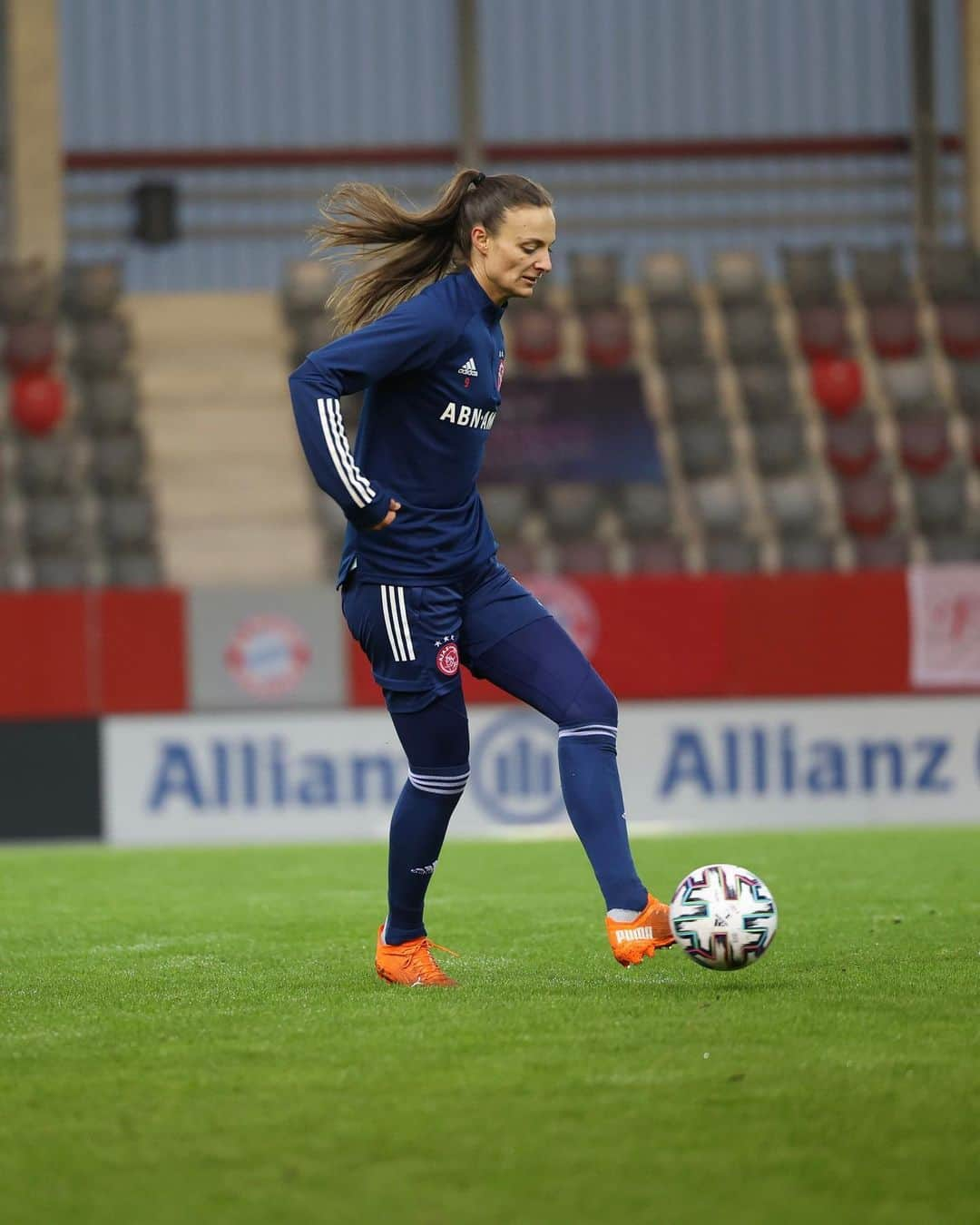 アヤックス・アムステルダムさんのインスタグラム写真 - (アヤックス・アムステルダムInstagram)「One more night... We are here to support you, @AjaxVrouwen! ⚪️🔴⚪️ #UWCL #bayaja」12月16日 4時47分 - afcajax