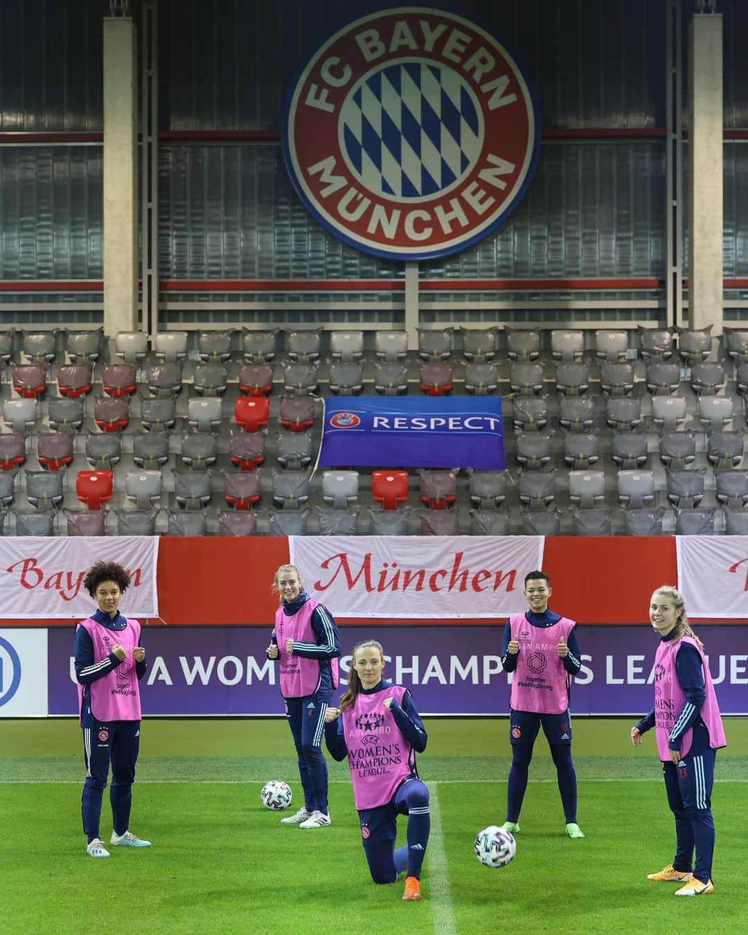 アヤックス・アムステルダムさんのインスタグラム写真 - (アヤックス・アムステルダムInstagram)「One more night... We are here to support you, @AjaxVrouwen! ⚪️🔴⚪️ #UWCL #bayaja」12月16日 4時47分 - afcajax