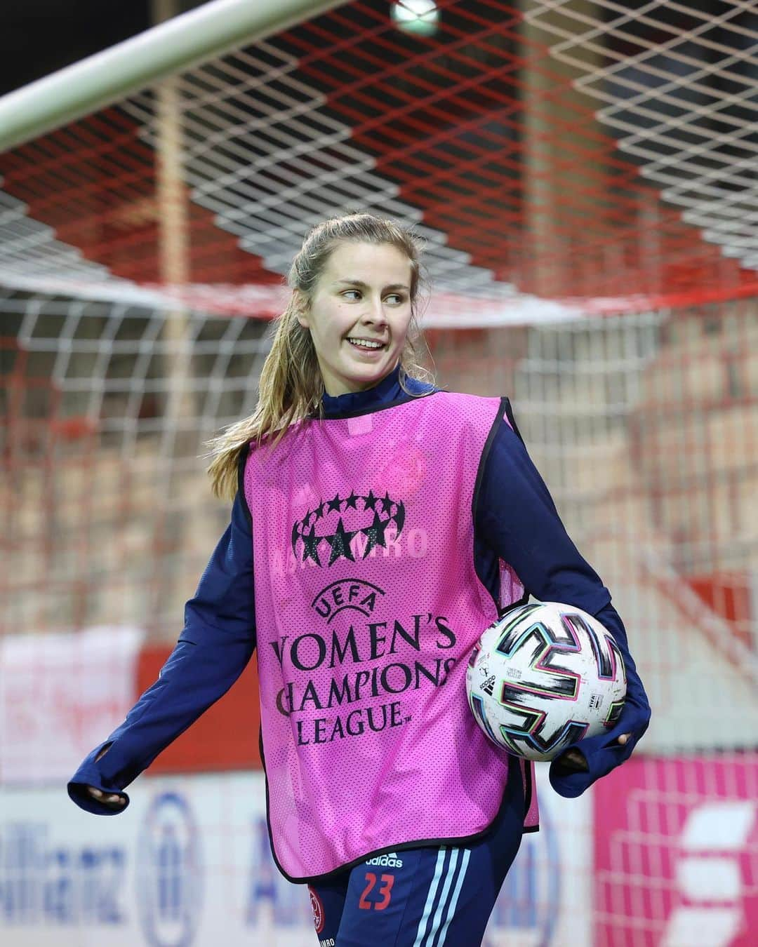 アヤックス・アムステルダムさんのインスタグラム写真 - (アヤックス・アムステルダムInstagram)「One more night... We are here to support you, @AjaxVrouwen! ⚪️🔴⚪️ #UWCL #bayaja」12月16日 4時47分 - afcajax