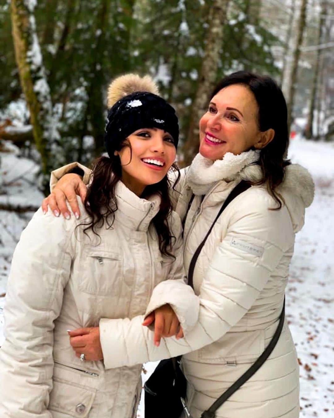のインスタグラム：「(LAST SWIPE) ☃️❄️💙 Tag die Person der ihr am liebsten ein Schneeball ins Gesicht werfen wollt!!! 🤔😂 Meine ist @sevanlerche 🥶😈  #snow #germany #snowy #snowball #snowballfight #winterwonderland #winter #wintery #instagirls #instacouple #winteroutfit #whitejacket #winterhat #beanie #fun #laughter #play #games #love #family #ootd #happy #christmasspirit #christmas #christmasseason #prechristmas #christmasfun」