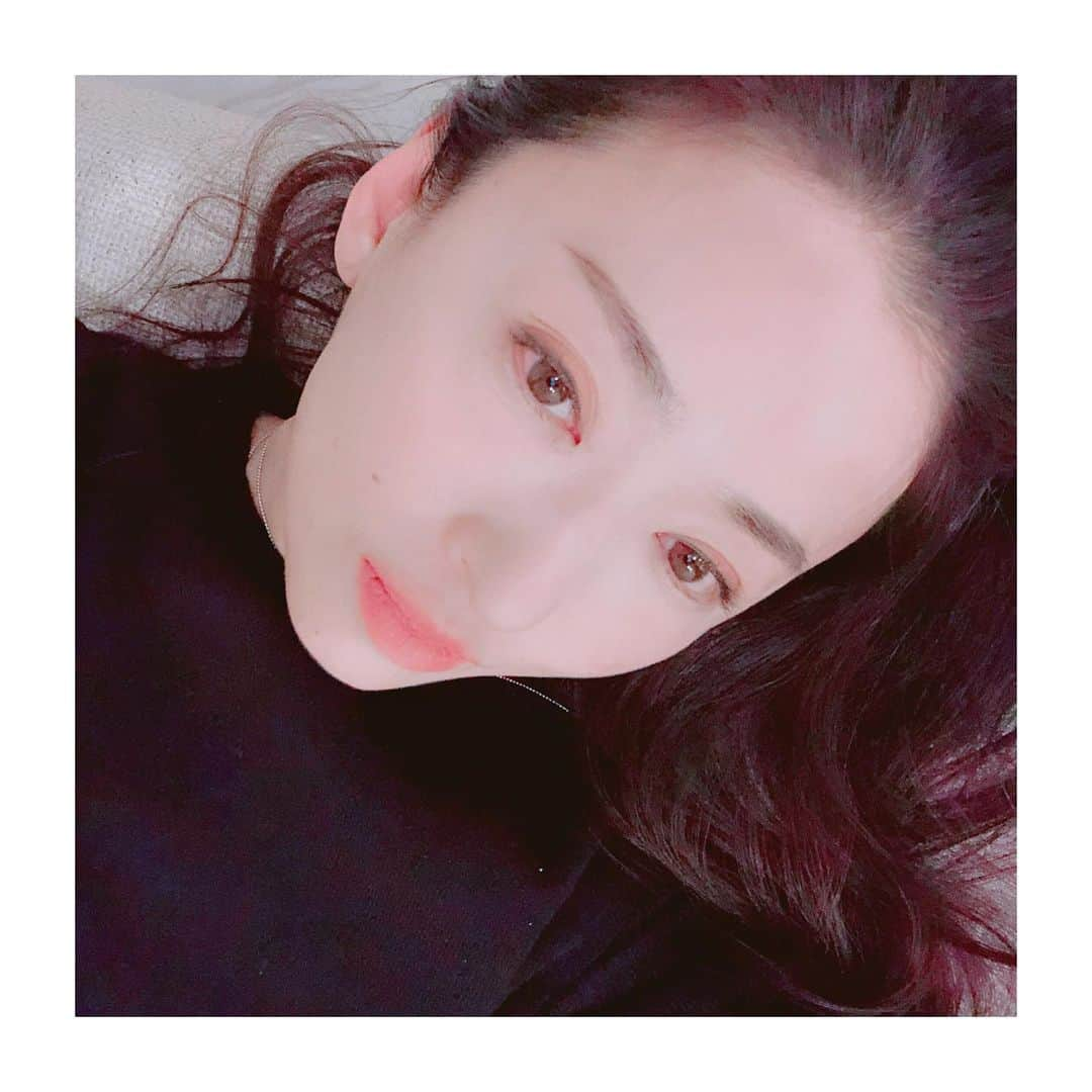 松雪泰子さんのインスタグラム写真 - (松雪泰子Instagram)「そして春になったの事  先日東京千秋楽をむかえ 残るは新潟公演 岩松さんの言葉至福の時間 ソニンちゃんとのセッションの様な 朗読とも劇とも違う今までにないスタイルの劇 ソニンちゃんとの二人の芝居の時間も至福。 演劇、嗚呼...芸術 岩松さんの戯曲でまたソニンちゃんと次回は劇がやりたい...な。 そして本多劇場に立てた喜び 稽古から本番迄の時間も豊か 今迄にない体験を沢山し、 久しぶりのステージに立てた時間は 静かな緊張感と共に、感動の時間でした この様な時世にも関わらず 沢山の方々にご来場頂けました事 心から感謝致します 残る1ステージ大切に... 思い出の地、新潟へ そして次なる準備へ #そして春になった #岩松了さん #ソニンちゃん」12月16日 5時08分 - yasukomatsuyuki_official