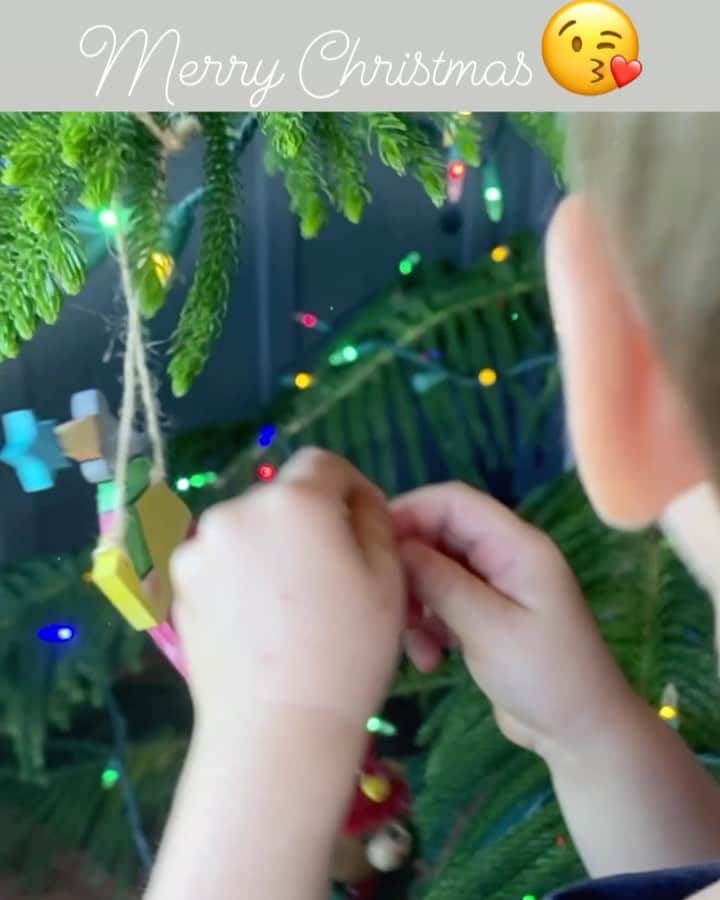 Bethany Hamiltonのインスタグラム：「Christmas Tree decorating yesterday with the littles! We are not gonna be Grinches because of this wild year!   I’ve been loving sharing the beauty and fun of Christmas with our littles! The balance of letting them do it and preventing them from breaking the ornaments! 😆🤗🎄 We only broke one! YouTube hubby cam coming soon!」
