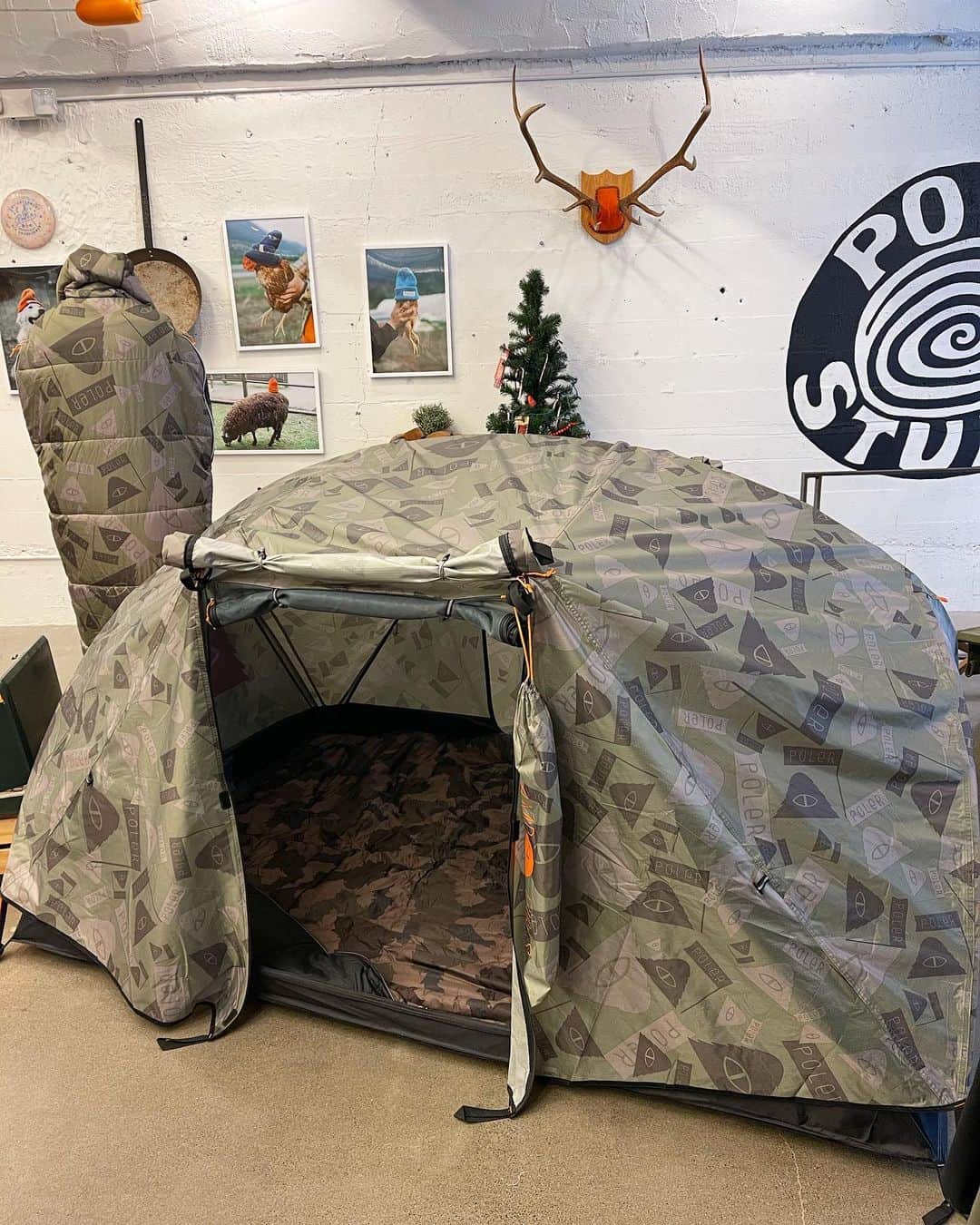 Poler Outdoor Stuffさんのインスタグラム写真 - (Poler Outdoor StuffInstagram)「We love useful gifts!! Our 2+ Person Tent will provide ultimate gift satisfaction for years to come 🏕」12月16日 5時04分 - polerportland