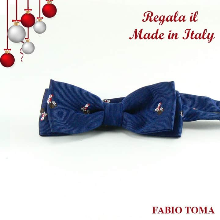 ファビオトーマのインスタグラム：「Santa Claus, bow tie, blue silk: perfect gift!   https://www.fabiotoma.com/store/product/papillon-seta-16/  #xmas2020 #fashion #italy #style #mrket #pittiuomo #nyc #instagood #handsome #girlinsuit #pitti #suitedup  #fabiotoma #camicie #cravatte #foulard #sciarpe  #cinture #gilet #Pantaloni #Completi #tshirt #bracciali #classywomen #tie #giftsideas #giftforhim #giftforher」